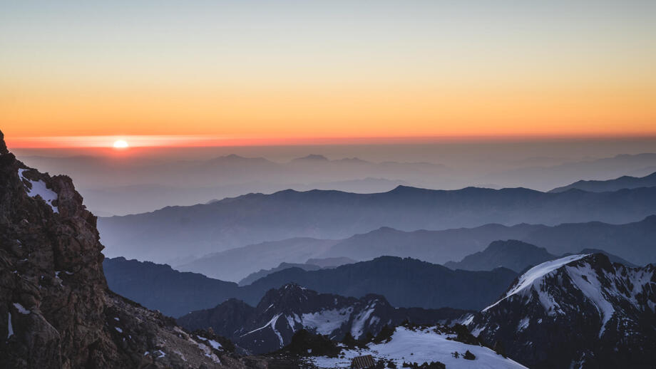 Bergkette bei Sonnenaufgang