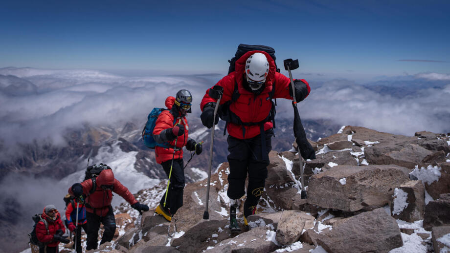 Bergsteiger auf dem Weg zum Gipfel
