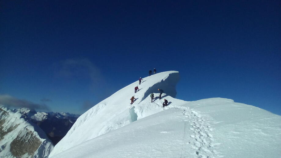 Bergsteiger auf Schneewechte