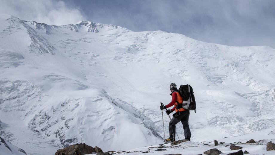 Bergsteiger mit Blick auf Gipfel