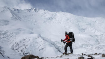 Bergsteiger mit Blick auf Gipfel