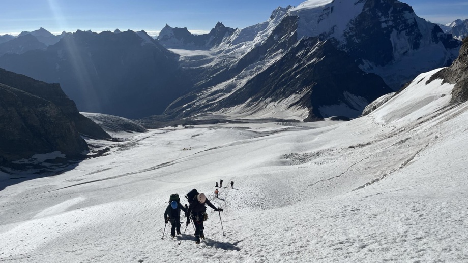 Aufstieg mit Bergkette im Hintergrund