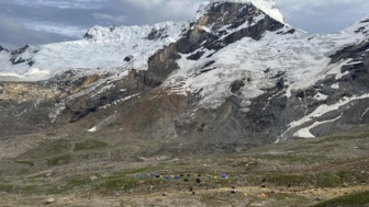 Basislagr vor Bergkulisse
