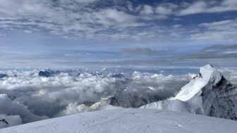 Blick auf schneebedeckte Berge