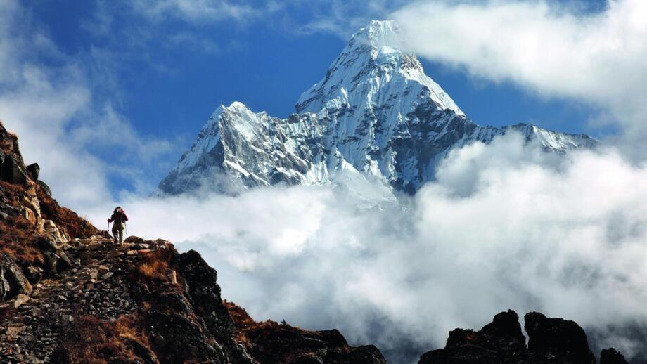 Bergsteiger mit Blick auf die Ama Dablam