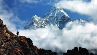 Bergsteiger mit Blick auf die Ama Dablam