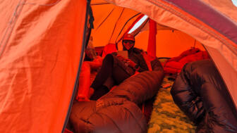 Susi im Zelt im Highcamp