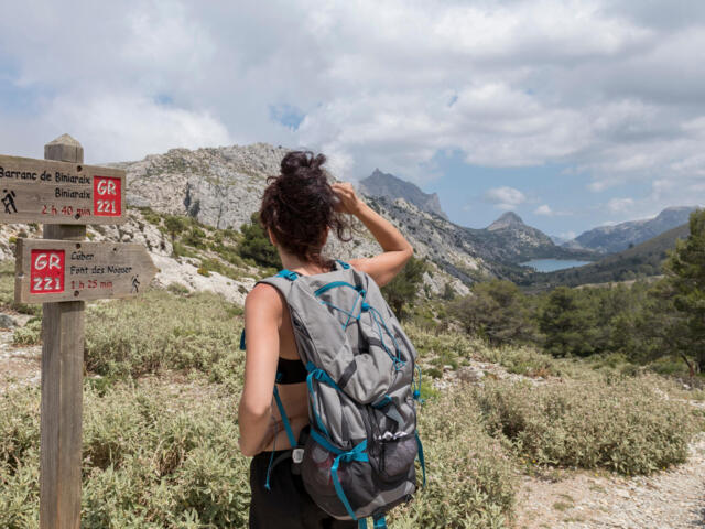Mallorca Tamuntana Wanderin am Wegbeschilderung Cuber Stausee
