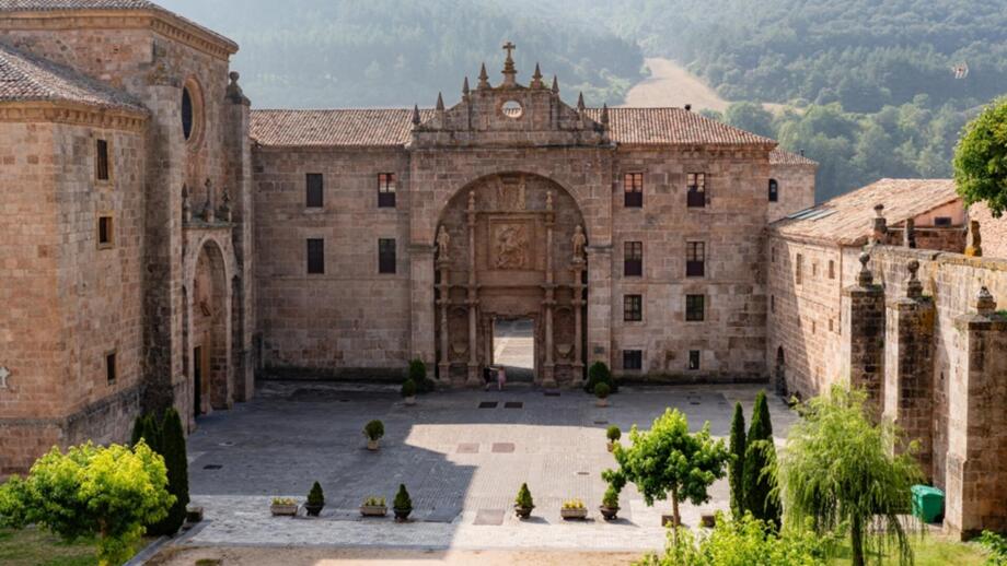europa-spain-esrio-kloster-san-millan-de-yuso-shutterstock_2524635593.jpg