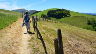 europa-spanien-esrio-hikers-on-the-Camino-del -norte_basque-country-shutterstock_1602426946.jpg