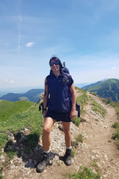 Bergwanderführerin Sonja Ebert bei bestem Wetter am Berg