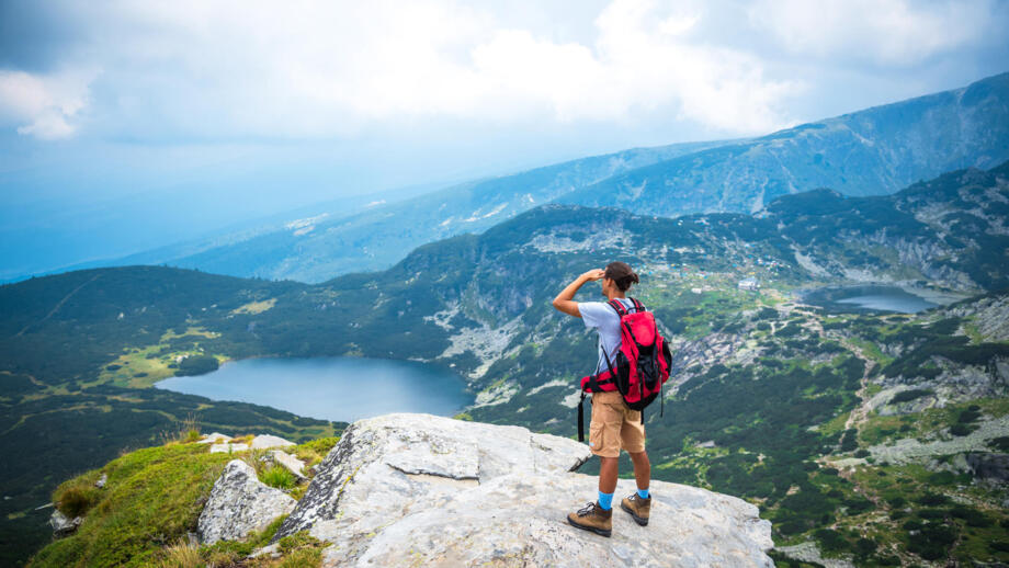 bulgarien-rilagebirge-rilasee-wanderer-shutterstock_1053831932.jpg