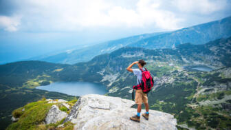 bulgarien-rilagebirge-rilasee-wanderer-shutterstock_1053831932.jpg
