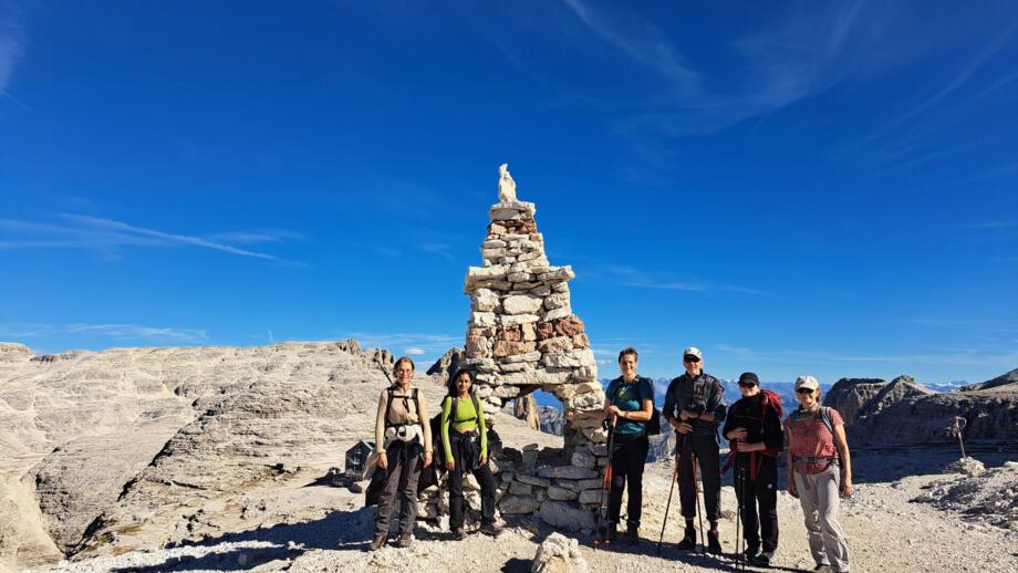 Wandergruppe am Gipfel des Piz Boè in den Dolomiten