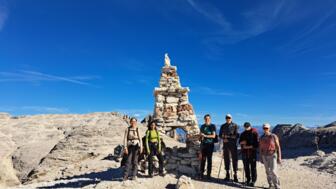 Wandergruppe am Gipfel des Piz Boè in den Dolomiten