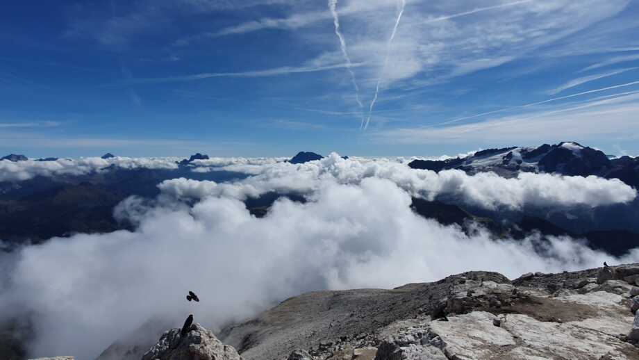 Wolken und Sonne auf einem Gipfel der Dolomiten