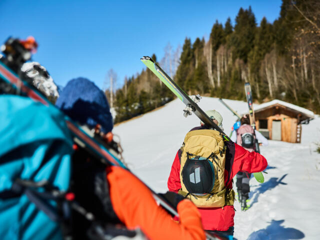 Skier tragen auf Skitour