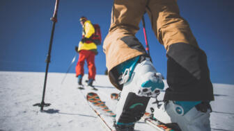 skitour-schneelandschaft-allgemein-skitourengeher-tourenski-shutterstock-2007920894.jpg