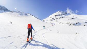 skitour-schneelandschaft-allgemein-skitourengeher-tourenski-shutterstock-2586401809.jpg
