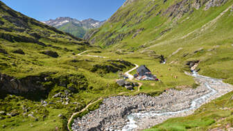 Österreich_HoheTauern_Grossvenediger_Johannishuette_HOTJOH_shutterstock_622430909.jpg