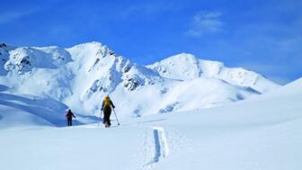 Zwei Skitourengeher im Defereggental bei blauem Himmel