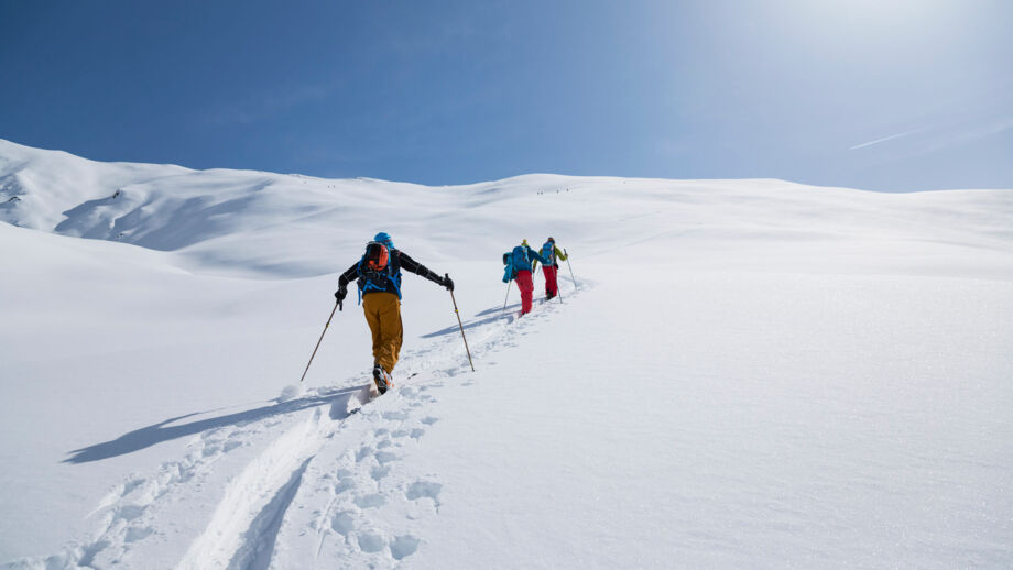 Skitourengeher im Aufstieg bei gutem Schnee und bestem Wetter in St. Jakob