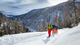 Gruppe aus drei Skitourengehern auf Tour im Defereggental