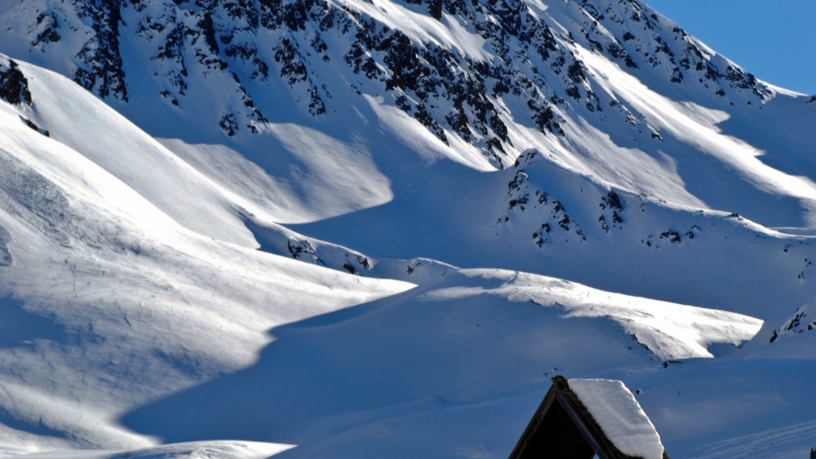 Skitotourengebiet Defereggental mit weißen Hängen und Licht und Schatten