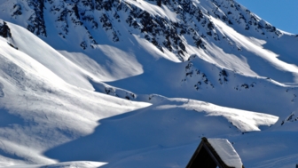 Skitotourengebiet Defereggental mit weißen Hängen und Licht und Schatten