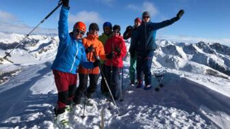 Skitourengruppe am Ende der Skitour am Gipfel im Gebiet Defereggental
