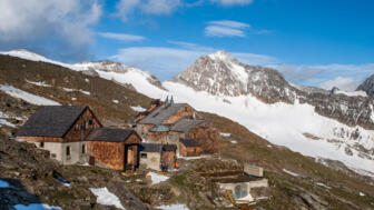 Österreich_HoheTauern_Venediger_Defreggerhaus_shutterstock_724656079.jpg