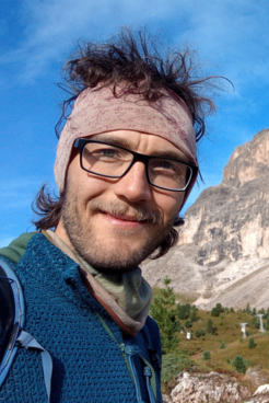 Bergführeranwärter David Deichmann vor einem Berg