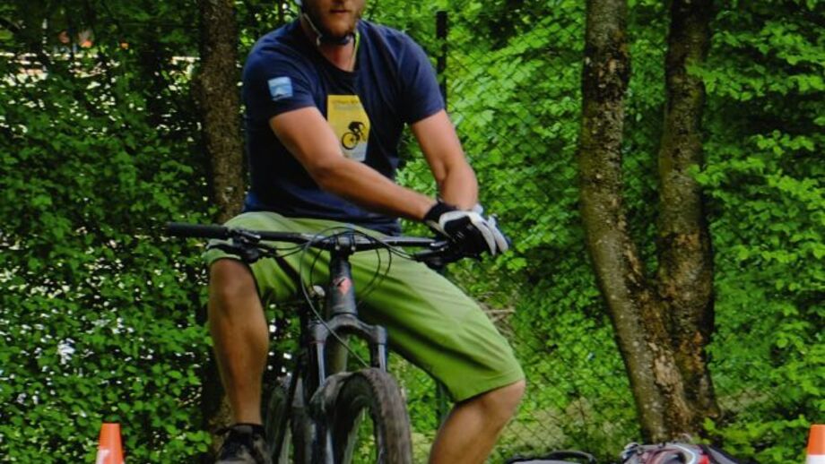 Mountainbiker*innen beim beim Fahrtechniktraining. Umfahren eines Parcours.