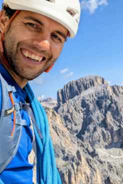 Bergführeranwärter Claudio Marchetti und im Hintergrund ein Tal