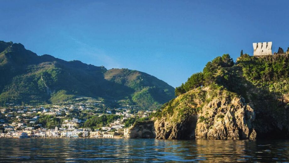 Aufnahme der Insel Ischia vom Meer aus