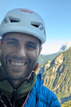 Bergführeranwärter Claudio Marchetti und im Hintergrund Berge