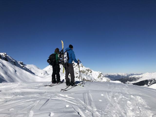 Mit dem Splitboard auf einem Gipfel in den Tuxer Alpen