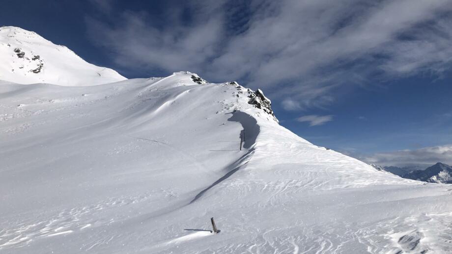 Schneeverfrachtung und Kamm am Eiskarjoch im oberen Wattental.