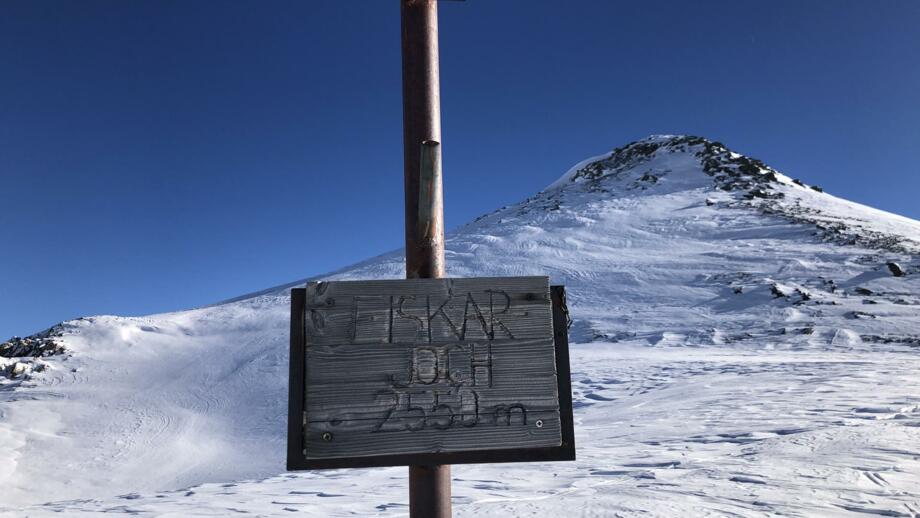 Schild am Gipfel des Eiskarjochs auf 2550 Metern