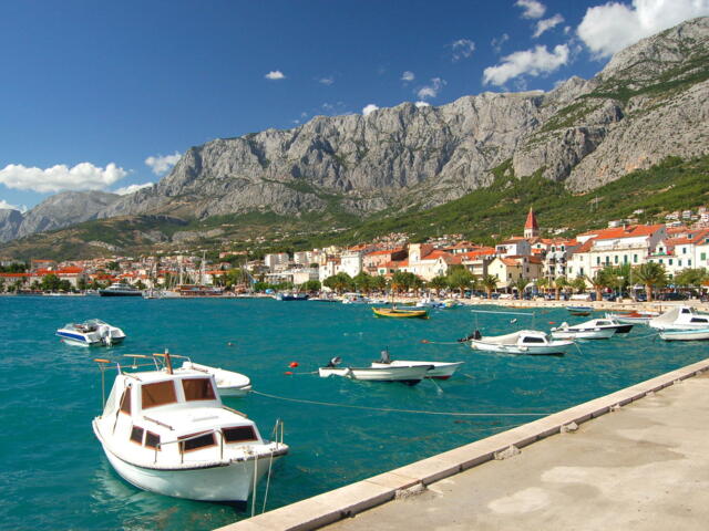 Boote an einem kleinen Hafen an der Makarska Riviera in Kroatien