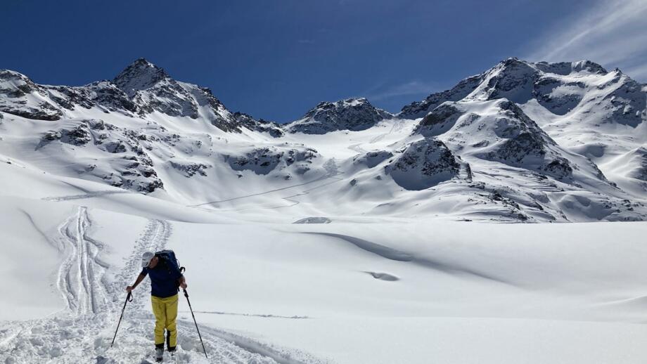 Skitourengeher im Aufstieg rund um Piz Sesvenna