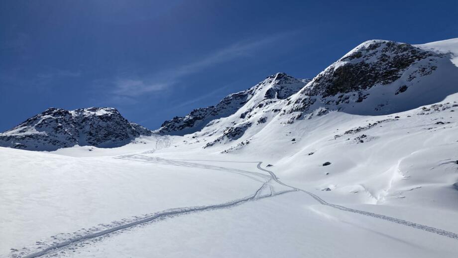 Aufstiegsspur im sonst unverspurten Schnee in der Sesvennagruppe