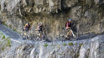 Einen Mountainbike Gruppe unterwegs durch die weltberühmte Uina-Schlucht während einer Schiebepassage.