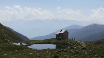 Eine Berghütte an einem See gelegen auf dem Streckenverlauf der Mountainbike Transalp von Leutasch an den Gardasee