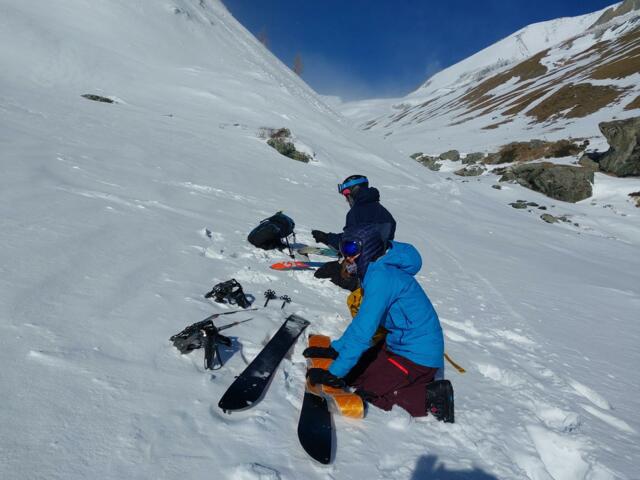 Splitboarderin beim Auffellen im Schnee