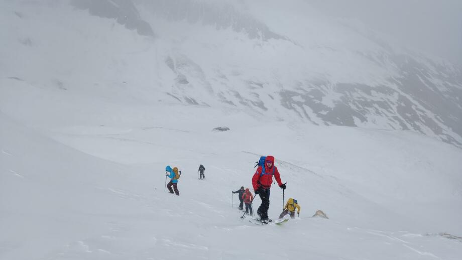 Splitboarder beim stürmischen Aufstieg