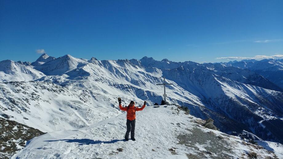 Gipfelbild vor Bergpanorama