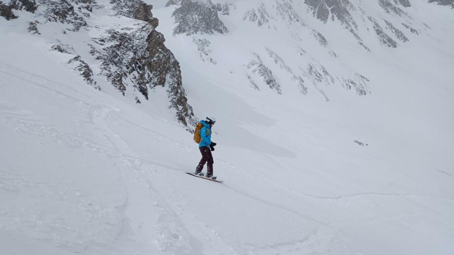 Snowboarderin bei Abfahrt