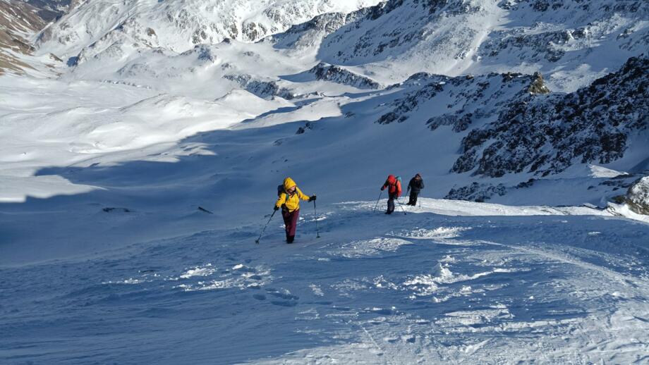 Splitboard Gruppe beim Aufstieg zwischen Sonne und Schatten