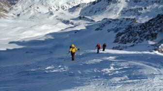 Splitboard Gruppe beim Aufstieg zwischen Sonne und Schatten